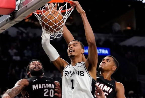 文班亞馬23分3帽多次暴扣統(tǒng)治攻防 熱火10人缺陣104-120負(fù)馬刺