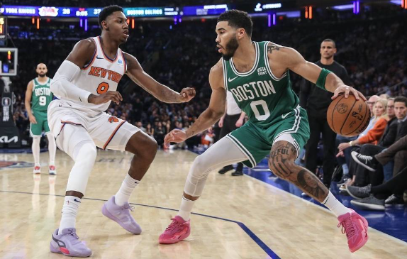 塔圖姆34+11 波爾津吉斯30+8 巴雷特24分 綠軍108-104險(xiǎn)勝尼克斯