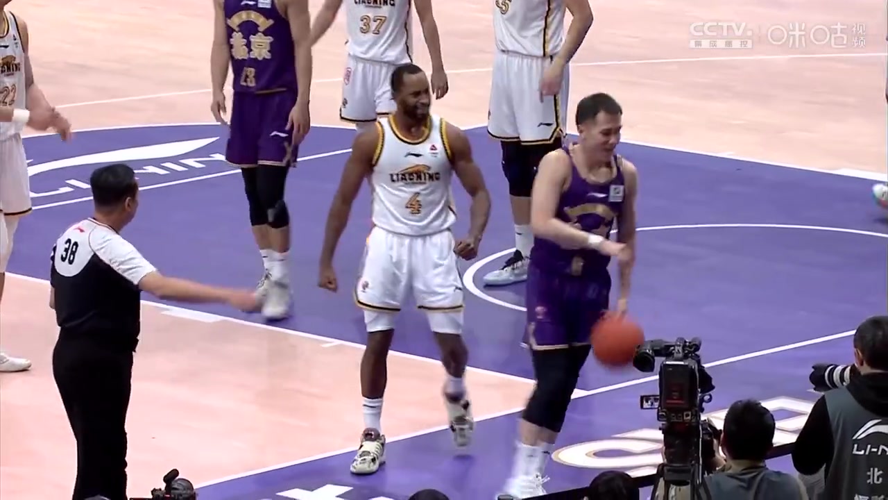 弗格給老隊友張帆比心，裁判誤以為是比“數(shù)錢”動作，給了弗格技犯