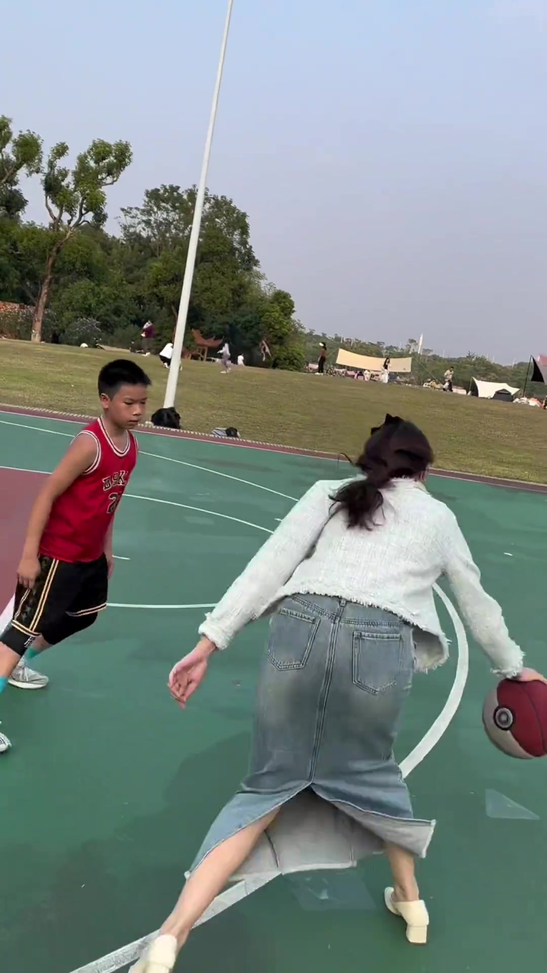 會(huì)打球的媽媽是怎么欺負(fù)兒子的