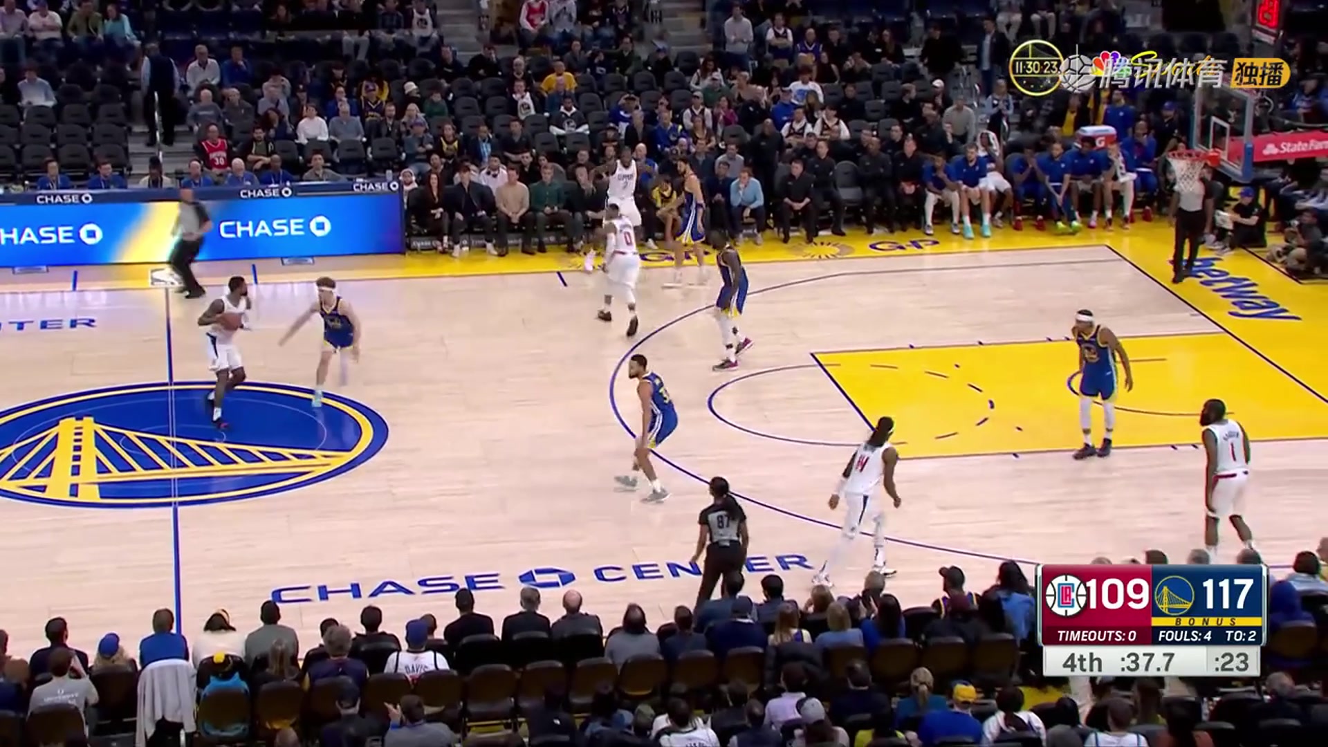 離奇失誤??！快船追分關(guān)鍵時(shí)刻缺乏默契！泡椒將球直接傳出邊線！