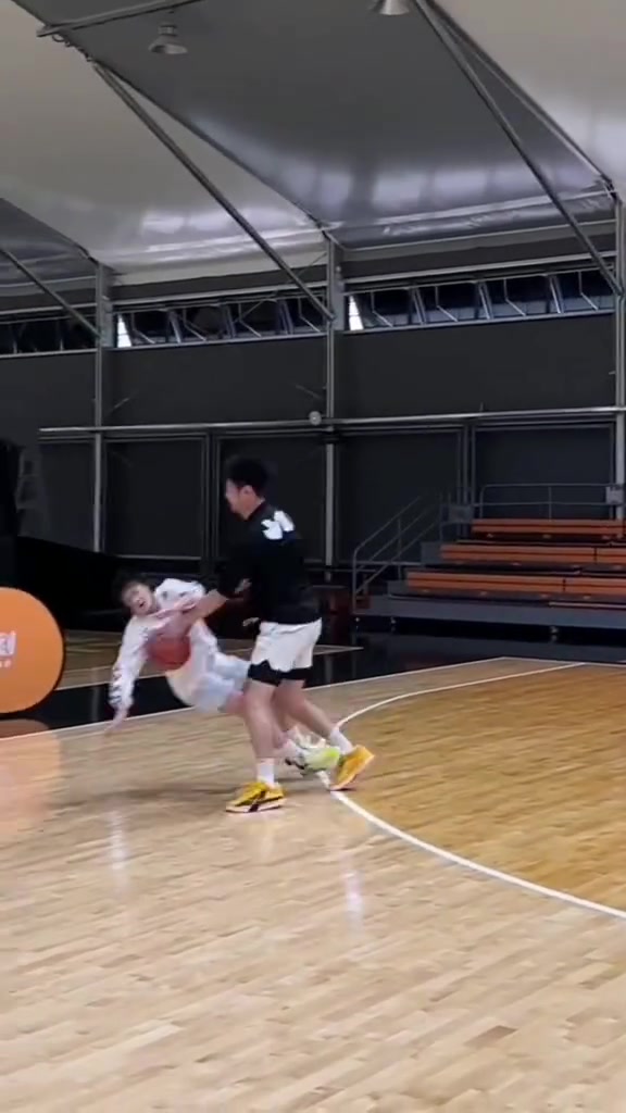 看著都疼啊！小伙飛身封蓋撞翻小姐姐，害得小姐姐磕到后腦