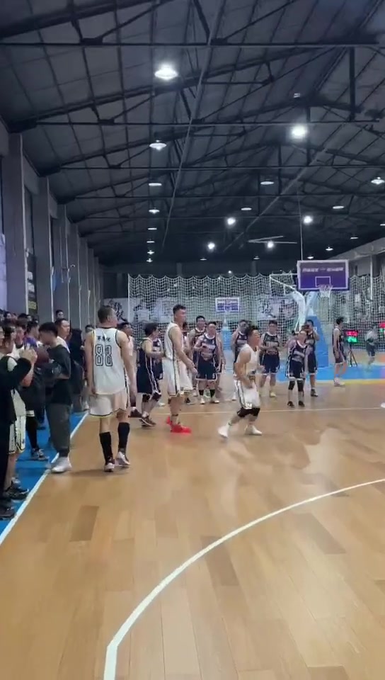 朱總這跑籃熱身就突出一個輕松寫意