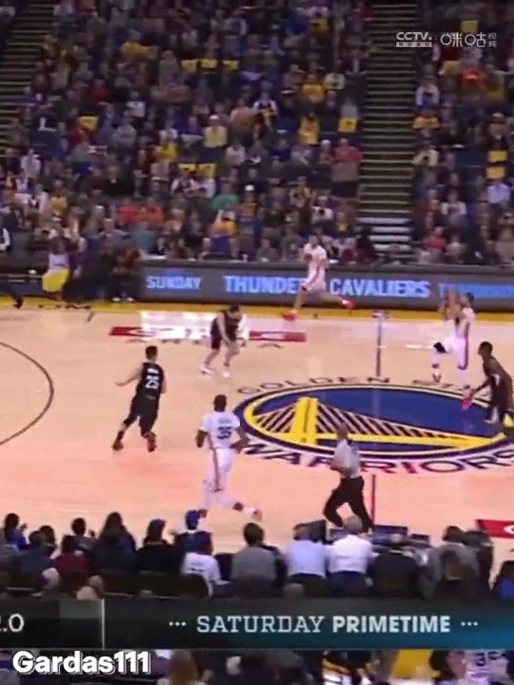 這是什么逆天手感！美媒曬庫里生涯神奇進球！看著一個比一個難啊