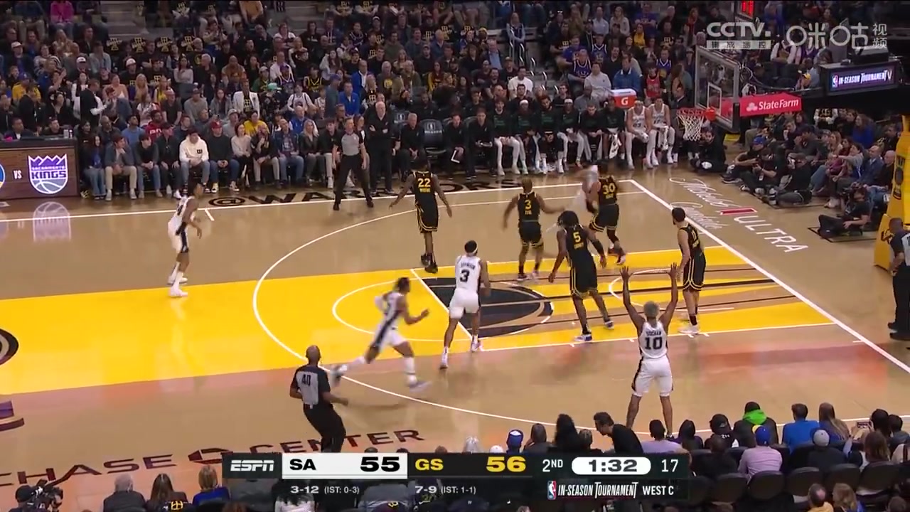 居然防下來(lái)了？？庫(kù)里單防文班亞馬！文班強(qiáng)行壓著庫(kù)里上籃不中！