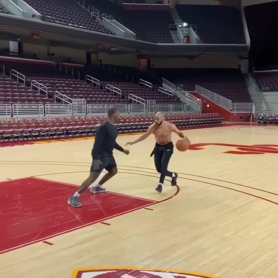 “干貨技能包｜同側(cè)腳急停突破后擺脫”