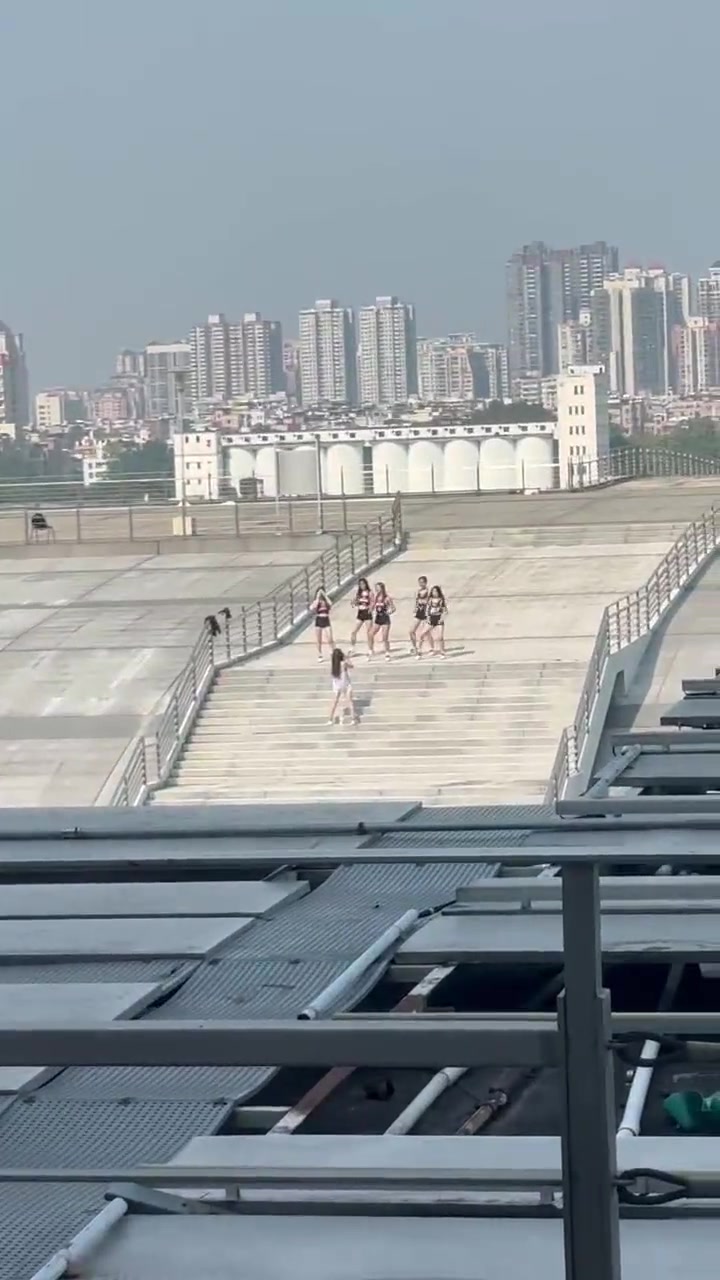 啦啦隊真辛苦！中午還得頂著大太陽拍攝