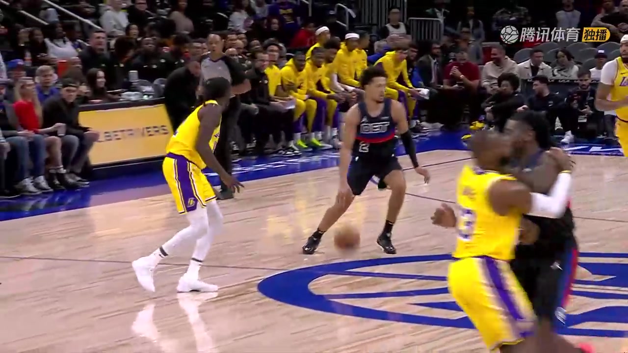 兩人恩怨未了?。∞D(zhuǎn)播鏡頭給出斯圖爾特與詹姆斯本場(chǎng)三次糾纏特寫(xiě)