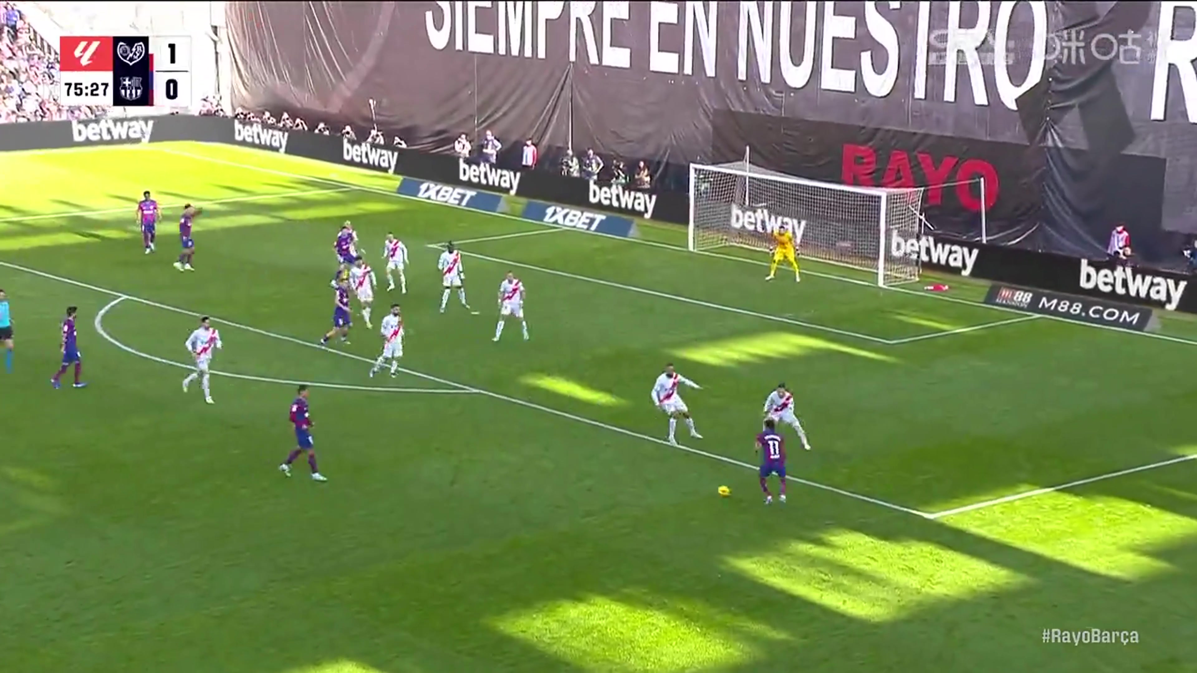 太可惜了！拉菲尼亞遠射中柱，萊萬倒地補射被擋出