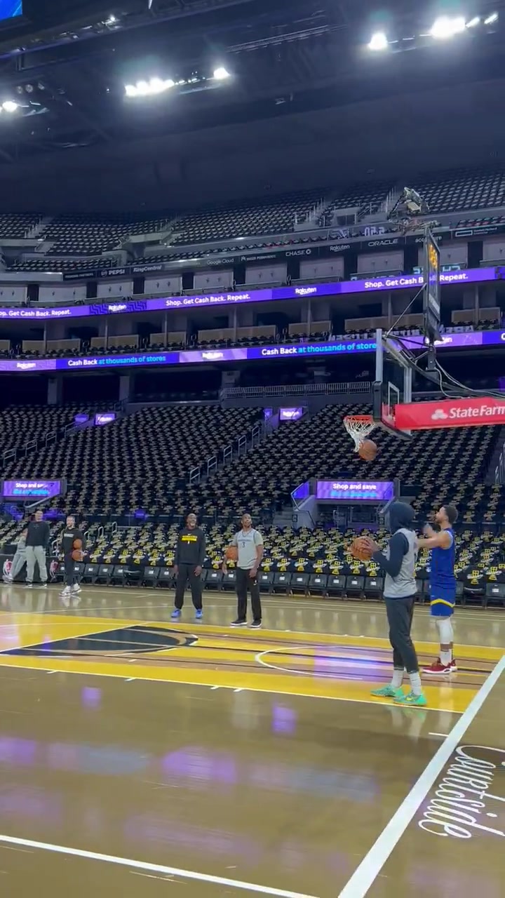 再上場打球吧要不？勇士賽前訓練，主帥科爾隨手一扔半場三分命中