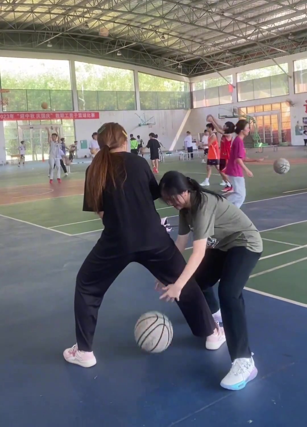 《今天閨蜜教我什么叫胯下運(yùn)球》