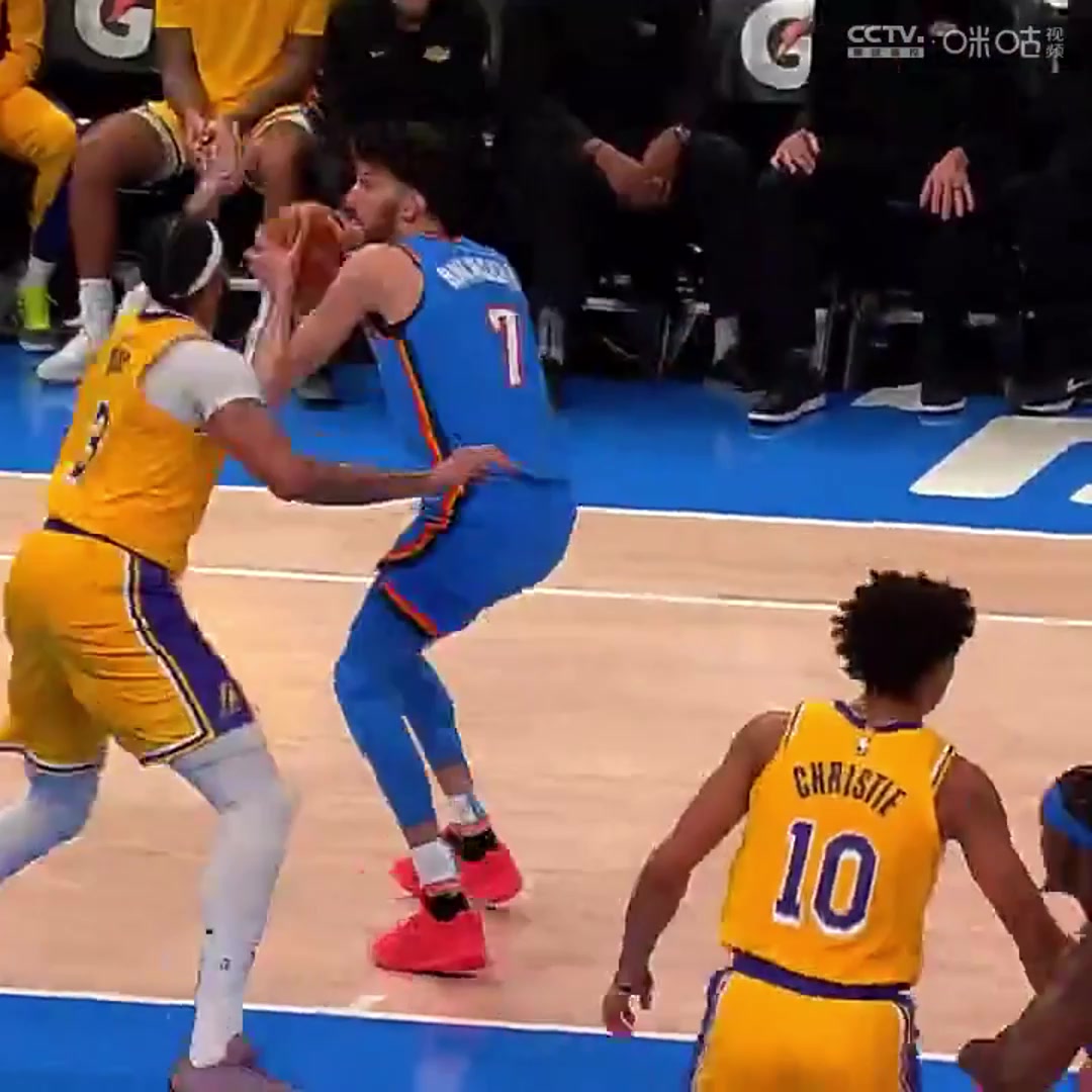 雷霆球迷：霍姆格倫單打濃眉這球，仿佛十年前那個男人回來了