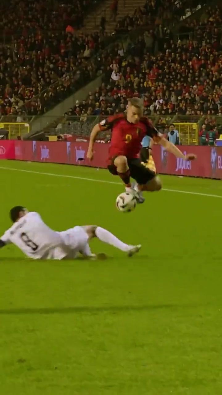 簡(jiǎn)直太帥了！換個(gè)角度+慢放看特羅薩德神級(jí)過(guò)人