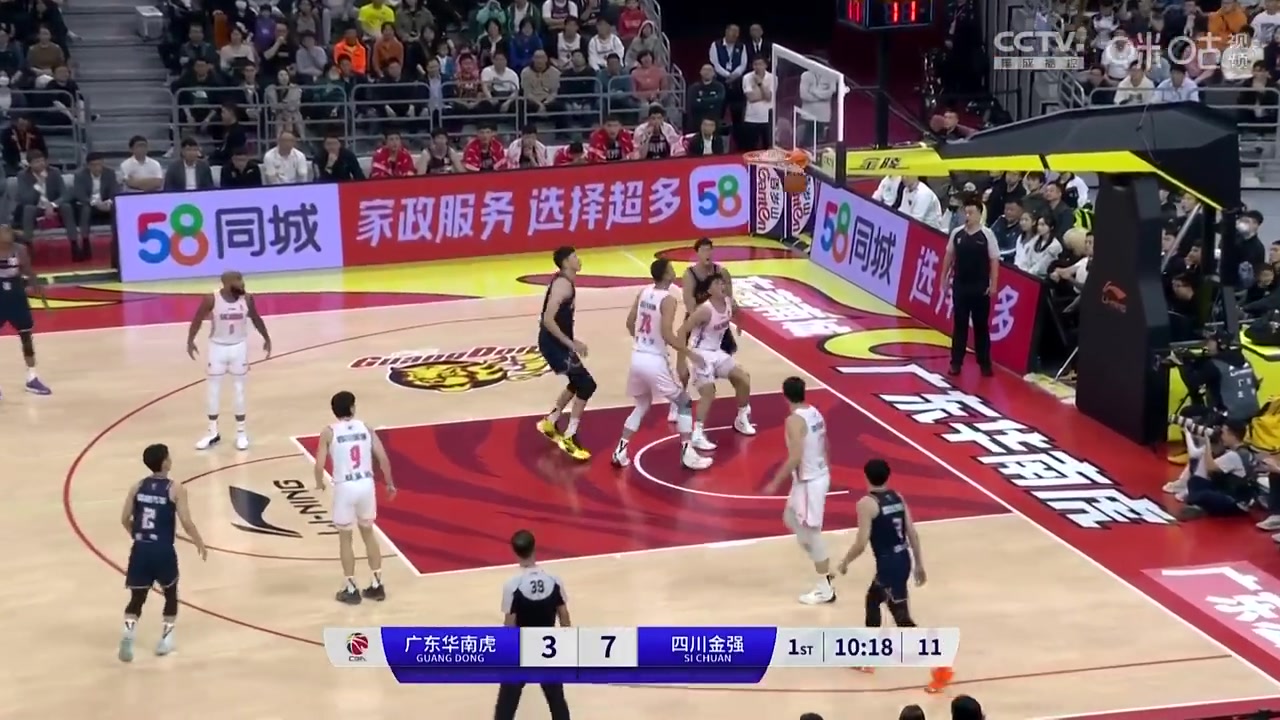 時(shí)隔958天再戰(zhàn)CBA！周琦油漆區(qū)強(qiáng)攻轉(zhuǎn)身勾手命中，拿到復(fù)出首分