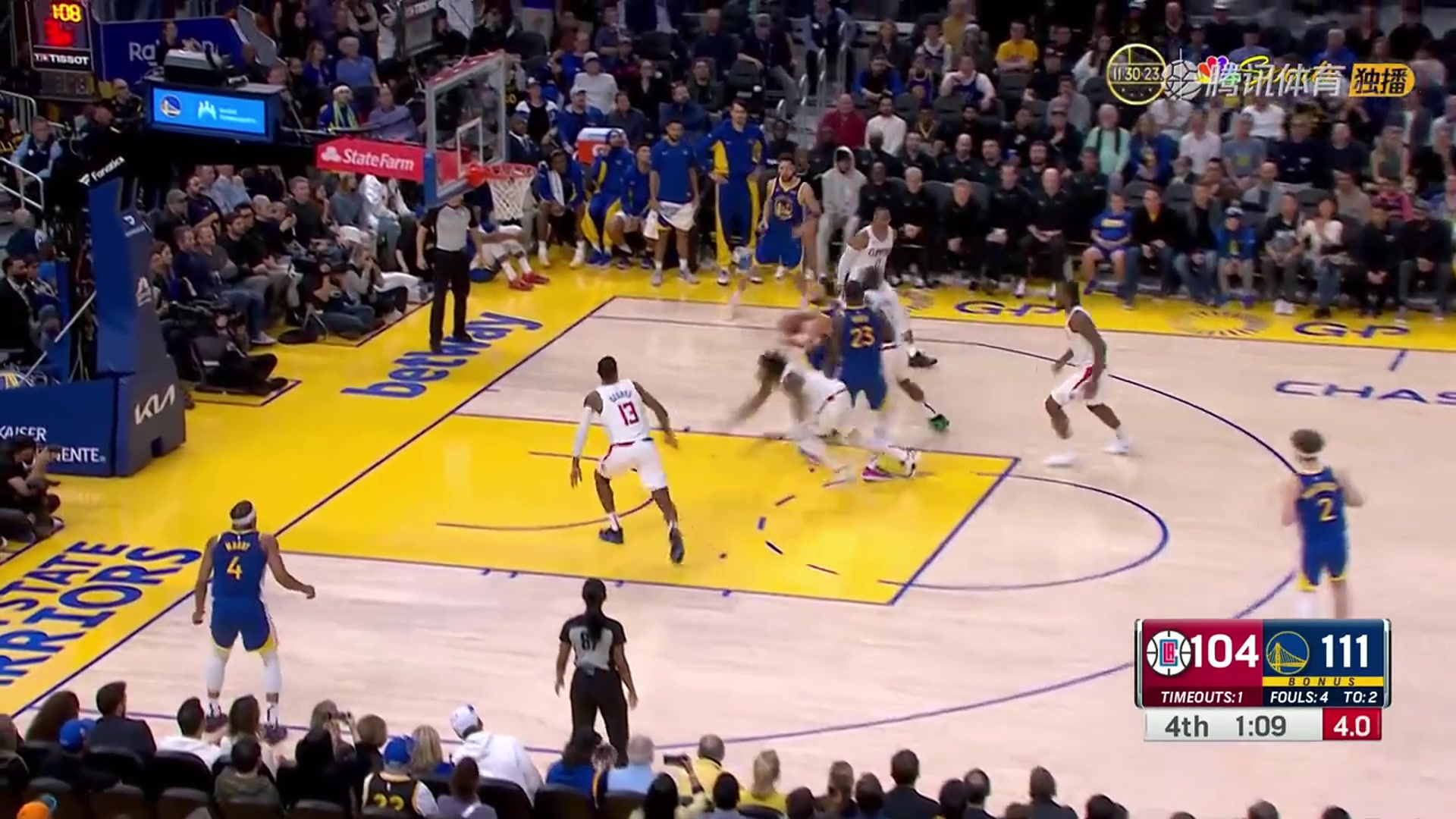 殺死比賽！庫(kù)里拉開(kāi)單挑哈登！一個(gè)背運(yùn)加速過(guò)掉登哥上籃命中！