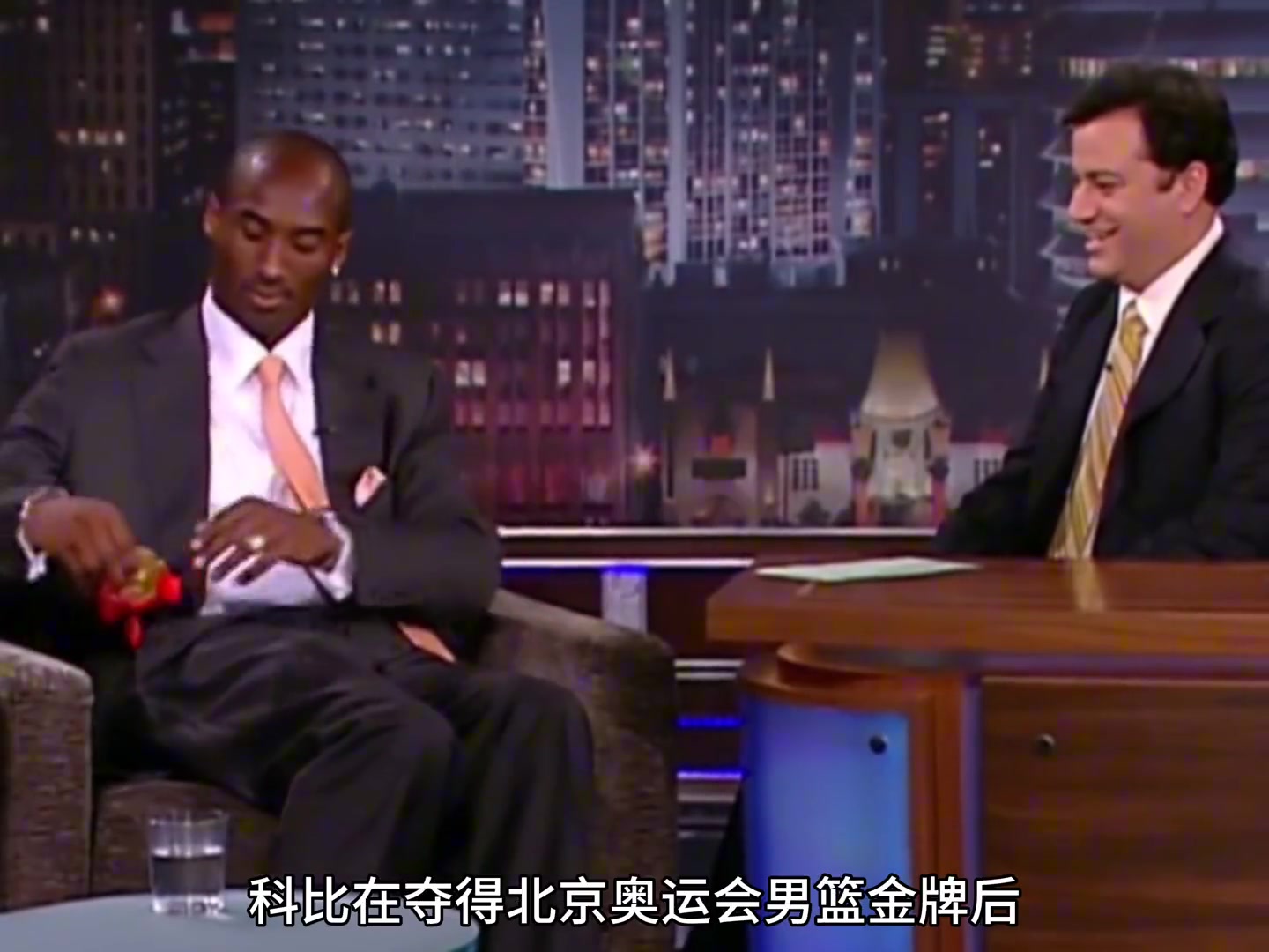 科比到底有多喜歡北京奧運會這枚金牌~