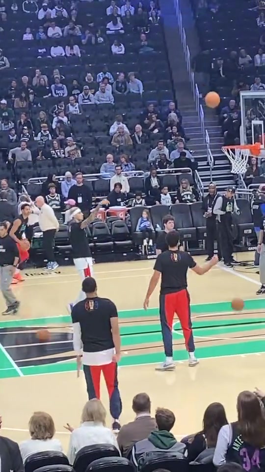 這啥？？？NBA球員中居然會(huì)有如此詭異的投籃姿勢(shì)