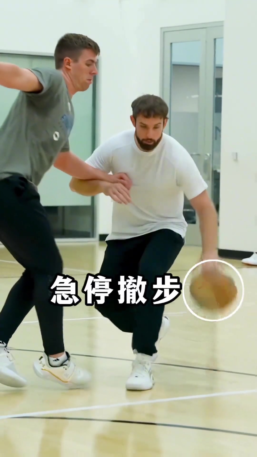 “節(jié)奏突破技巧，急停后撤拉開空間后的頓拜胯下突破