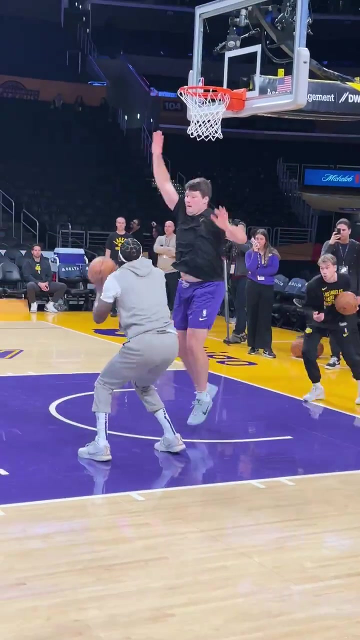 千呼萬喚始出來！范德彪今日復(fù)出，賽前熱身狀態(tài)不錯~！