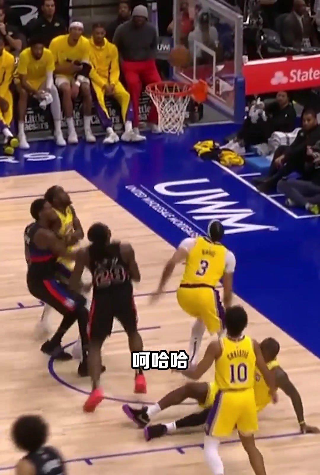 原來還能這樣延遲吹？！裁判遲了幾秒才吹詹姆斯假摔技犯