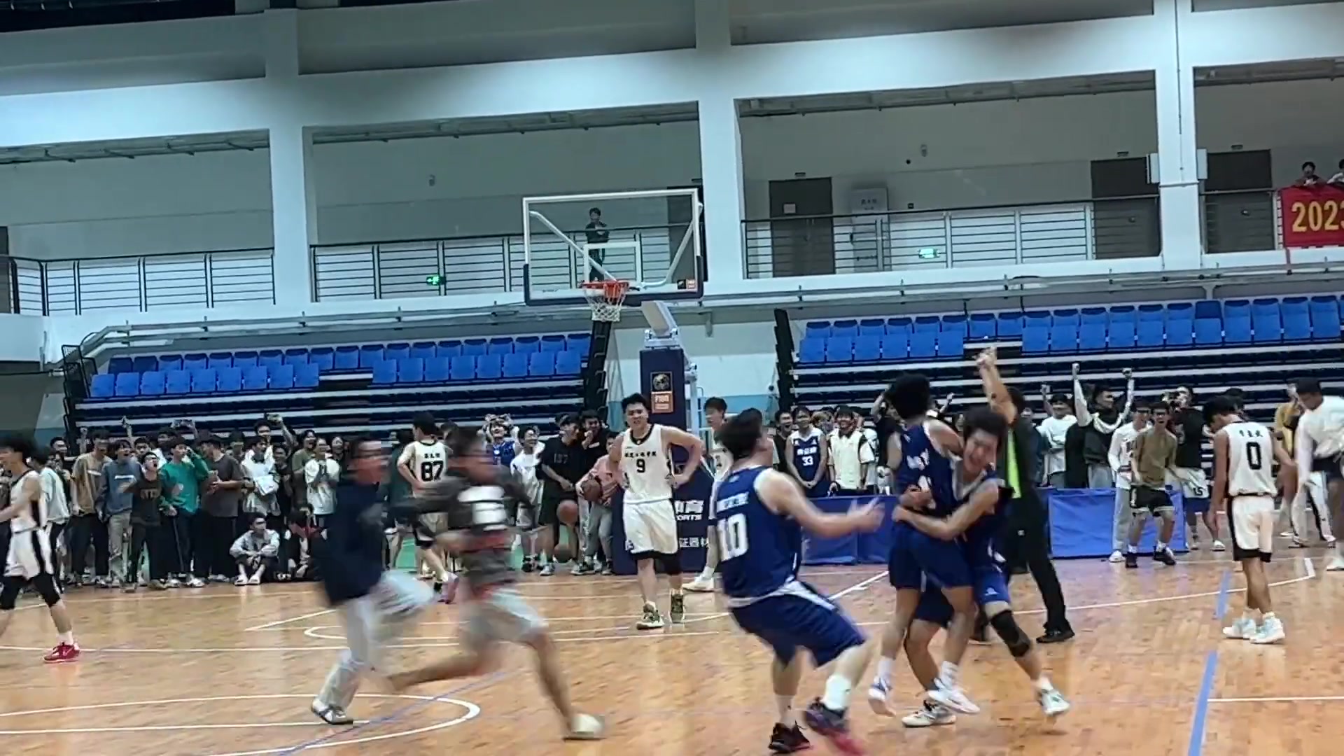 《雖然絕殺了，但隊友差點被你一拳干倒》