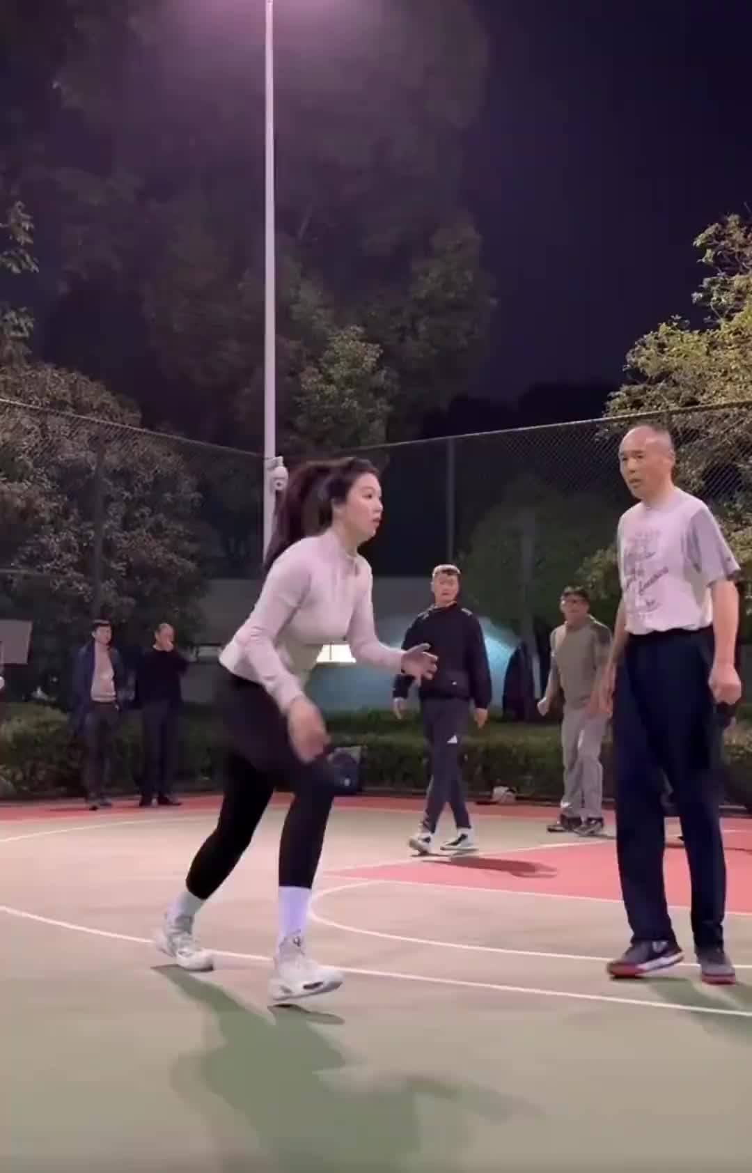 蓋帽+搶斷！大爺跟妹子打球是真防啊