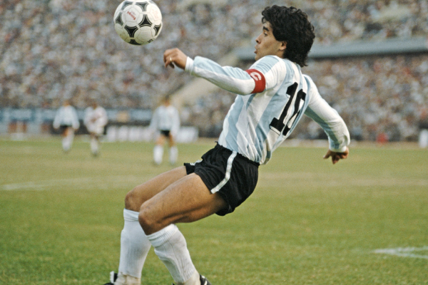 馬拉多納和C羅誰(shuí)的歷史地位更高？