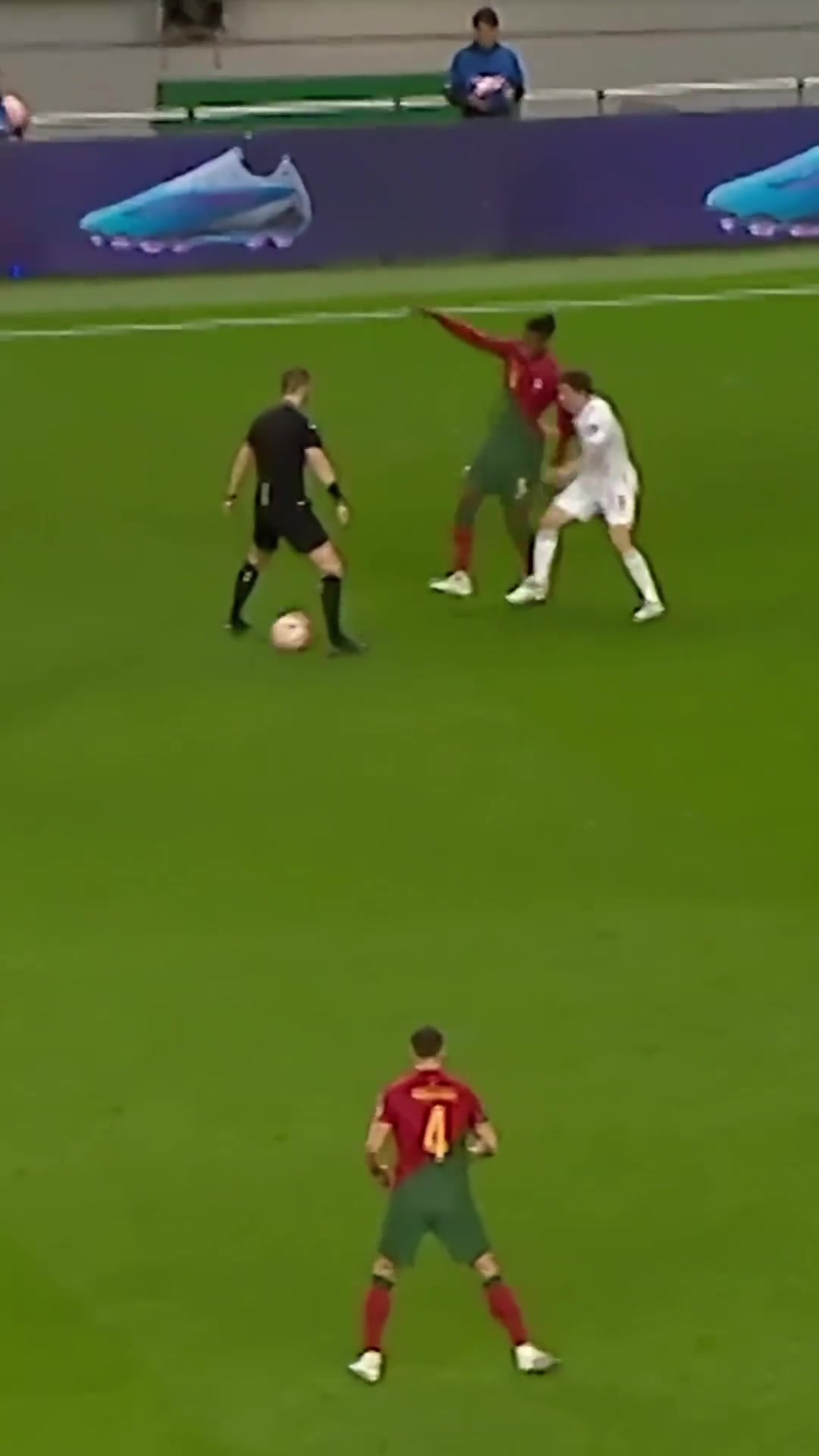 不怕被穿小鞋嘛！萊奧穿襠裁判