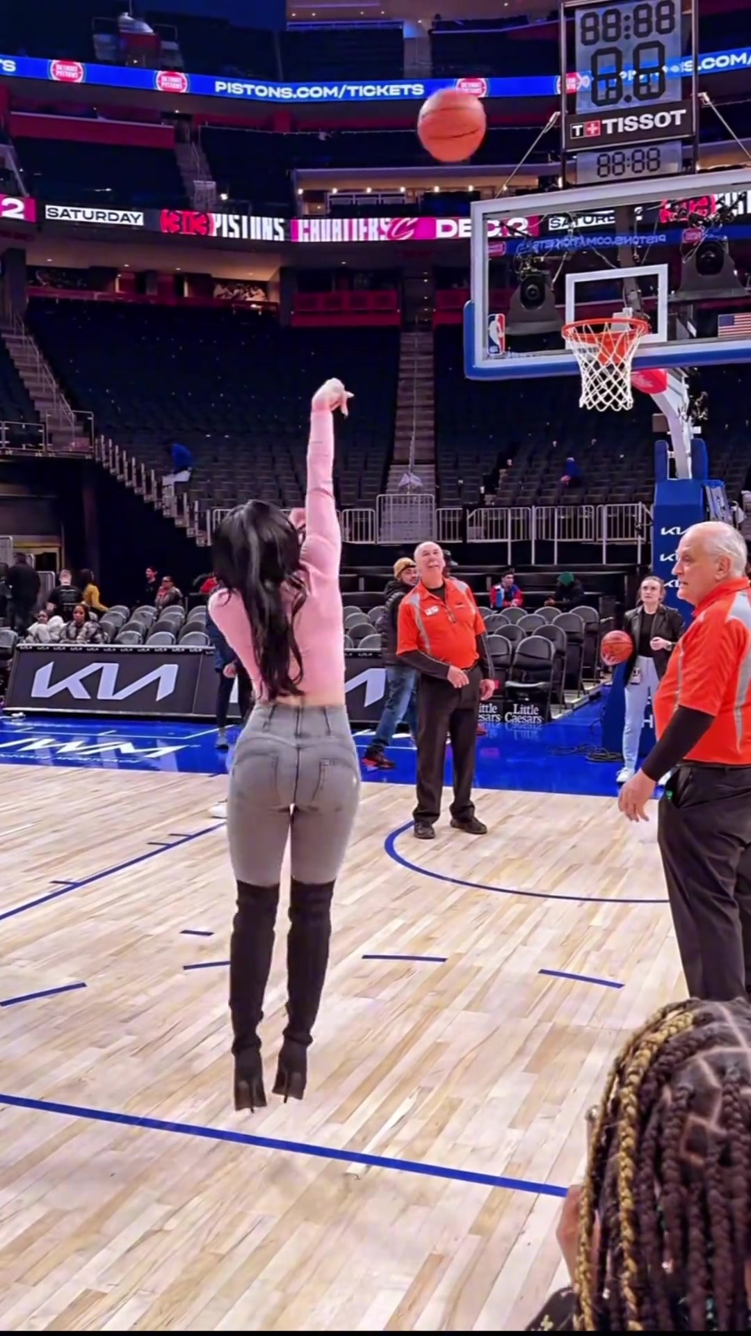 別看大姐穿長(zhǎng)靴，這投籃手感是真絲滑啊