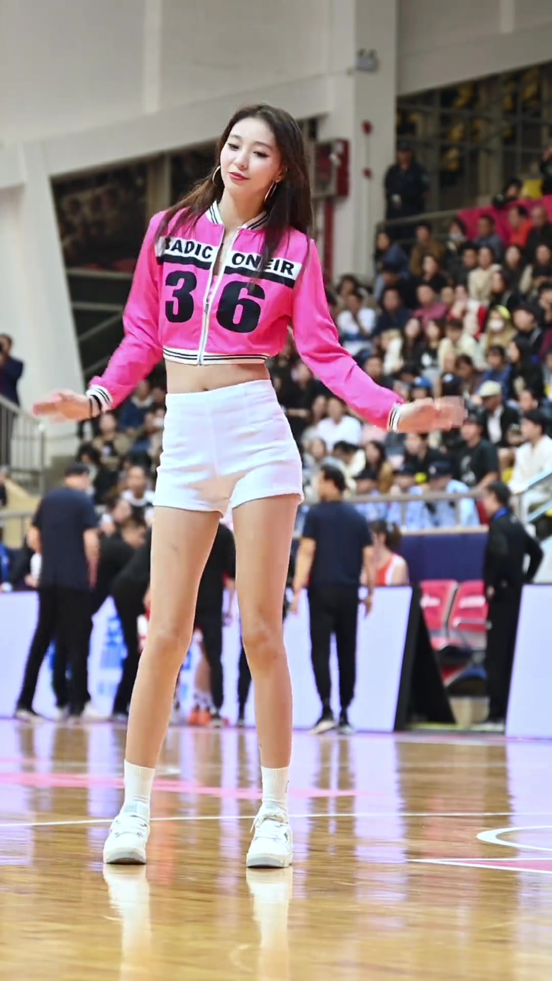 美！廣東啦啦隊(duì)隊(duì)長(zhǎng)黃逸輝現(xiàn)場(chǎng)跳舞直拍