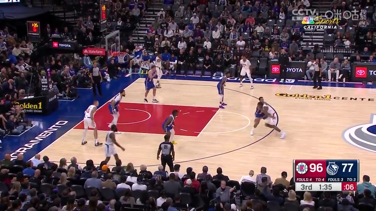 說好的養(yǎng)生籃球呢？小卡突破后殘暴隔扣麥基！！