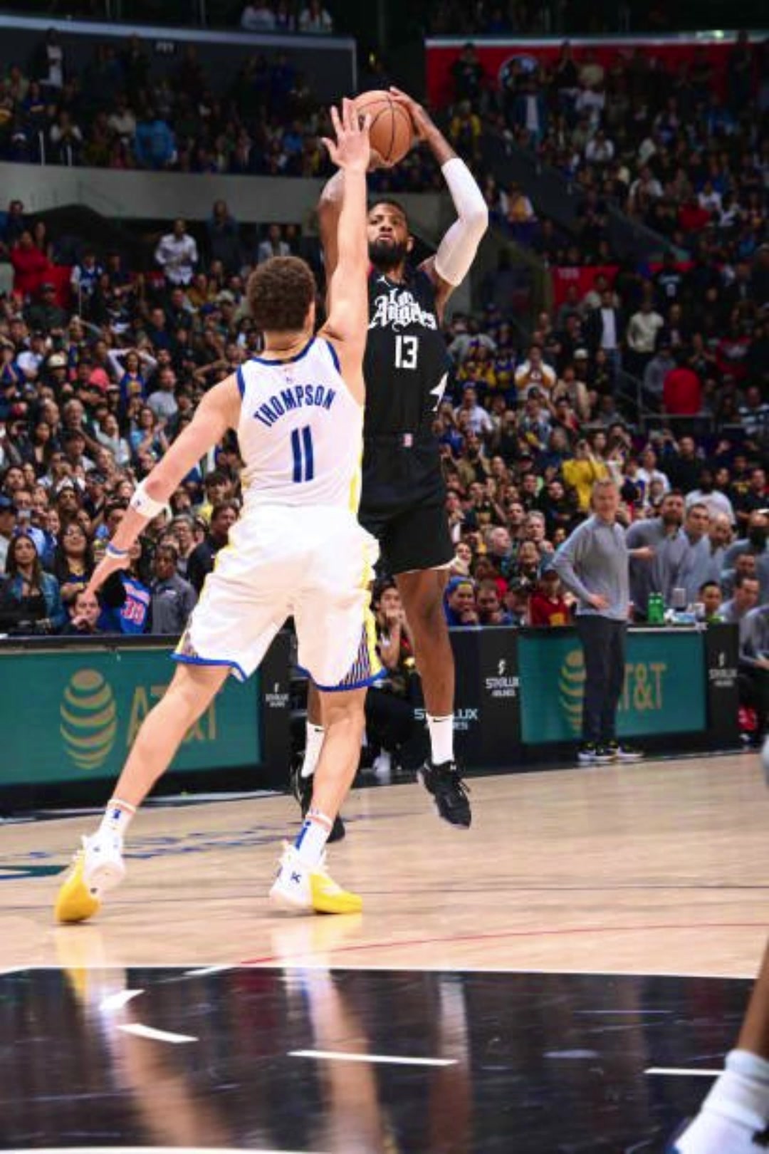 殺人誅心!美媒曬圖:上場克萊在泡椒面前秀肌肉，這場喬治絕殺克萊