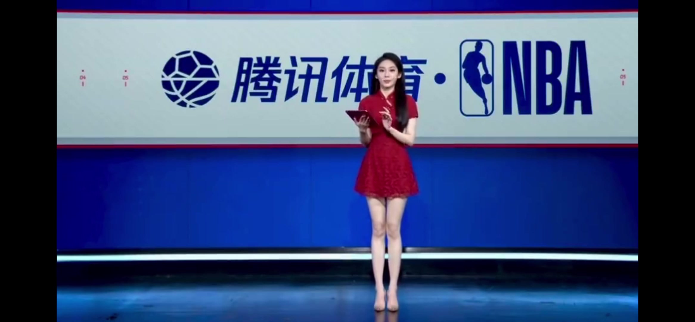女主播婧雯播報(bào)快船比賽，大長(zhǎng)腿驚艷！網(wǎng)友：又多一個(gè)看球的理由