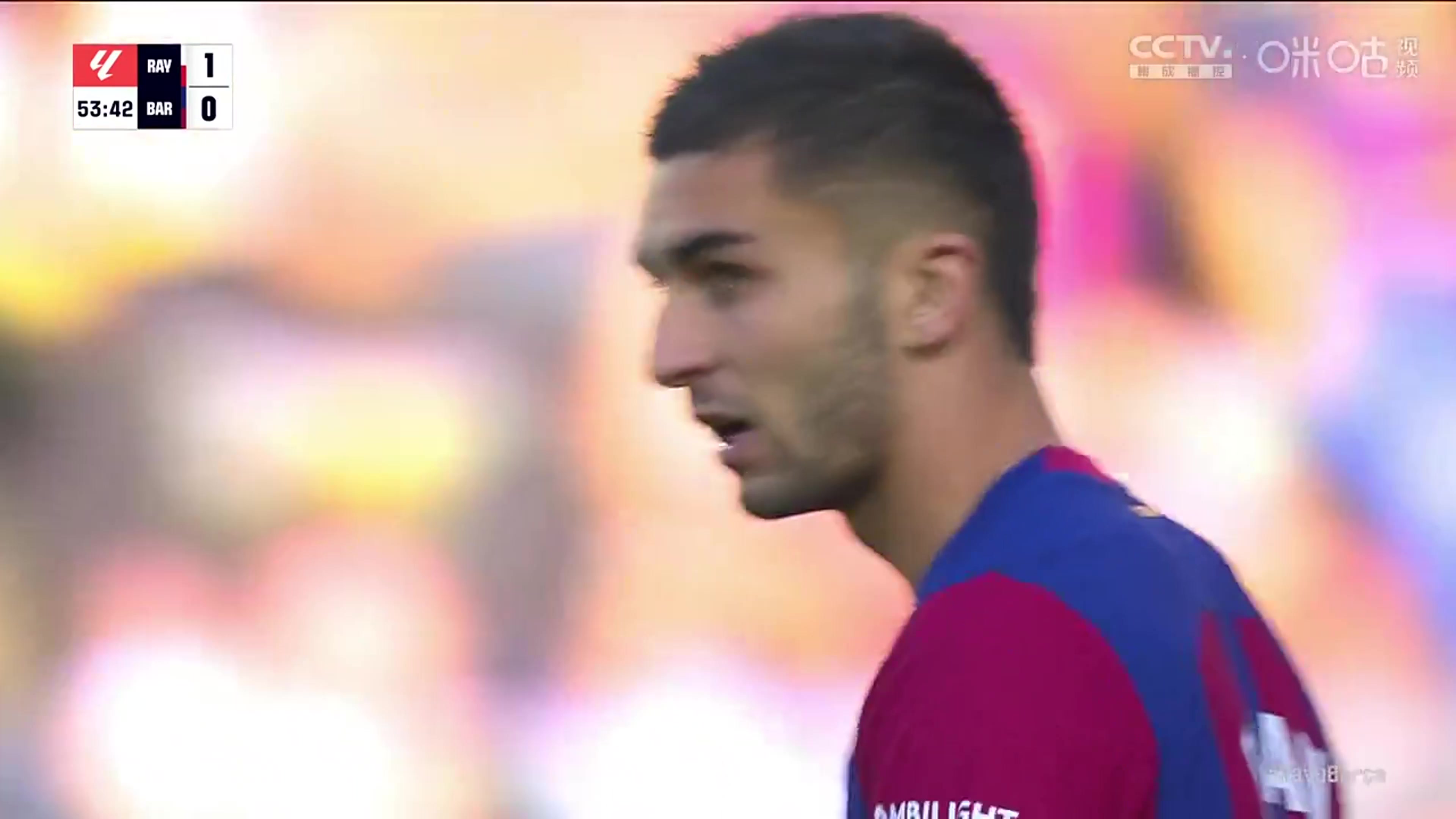 羅梅烏不停球傳禁區(qū)，費蘭甩頭攻門被撲