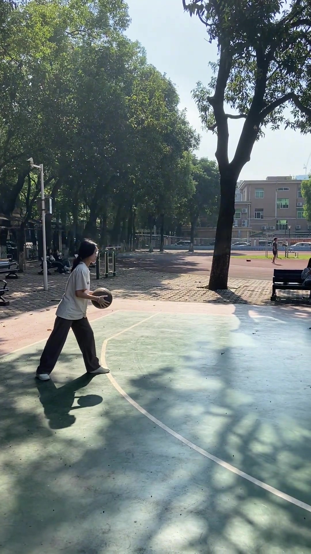 女孩子上籃都這么可愛的嗎？