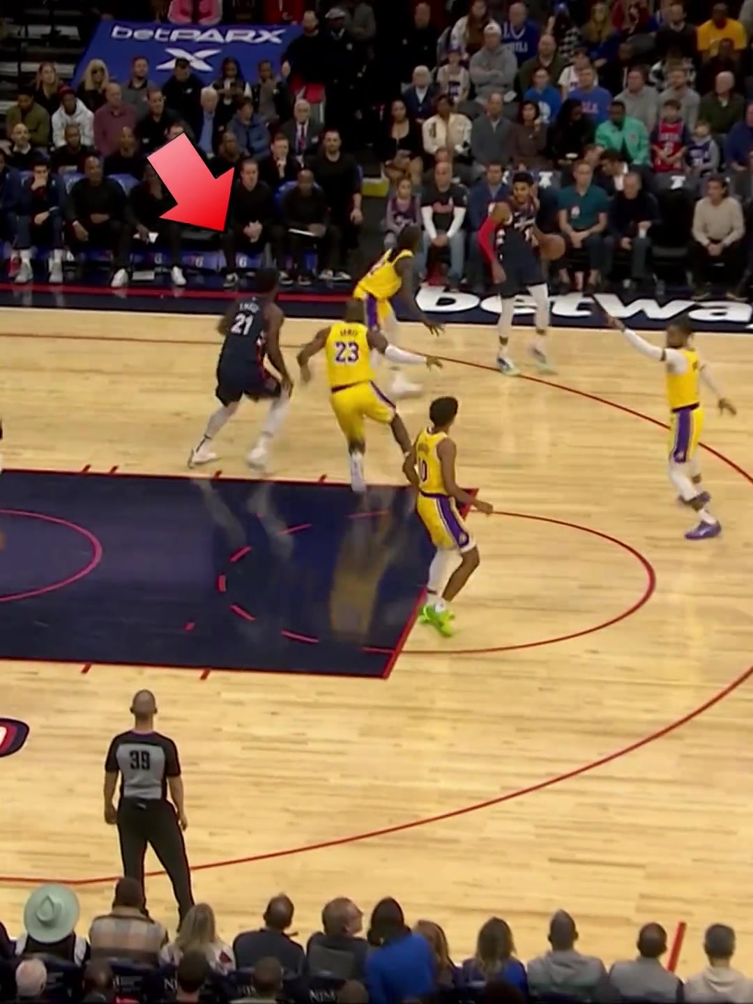 防守有在認(rèn)真拼了！39歲的老詹積極卡位繞前拼命搶斷大帝