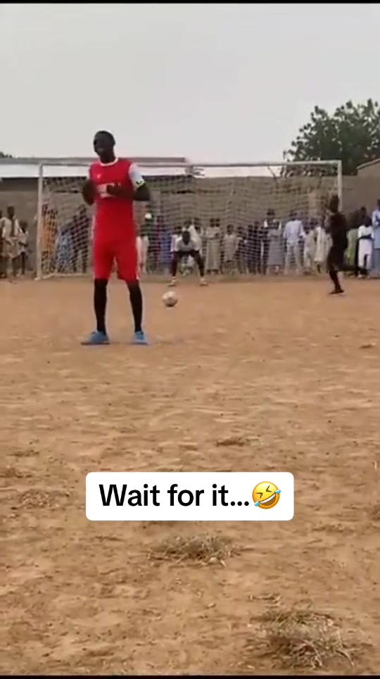 小黑哥一頓神操作也沒(méi)能轉(zhuǎn)移門(mén)將的專注力