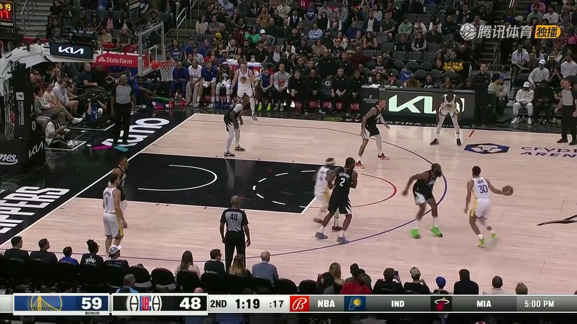 少爺?shù)钠磩庞肋h(yuǎn)在線??！勇士馬上要輕松得分，威少背后追身大帽！