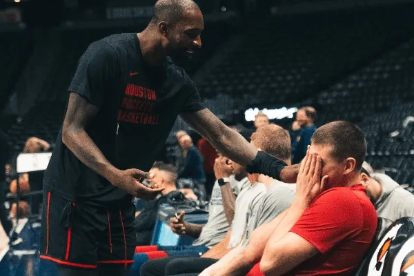 杰夫-格林回到丹佛領取掘金奪冠戒指