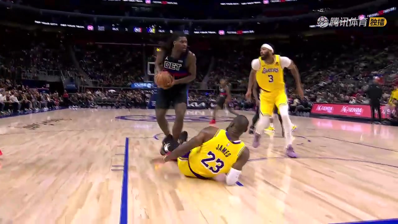 老詹倒地想造斯圖爾特進(jìn)攻犯規(guī)，但裁判吹假摔，還給了老詹技犯！