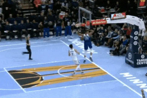 戈貝爾驚險搶斷后飛身灌籃！雷霆與森林狼激戰(zhàn)火花四濺