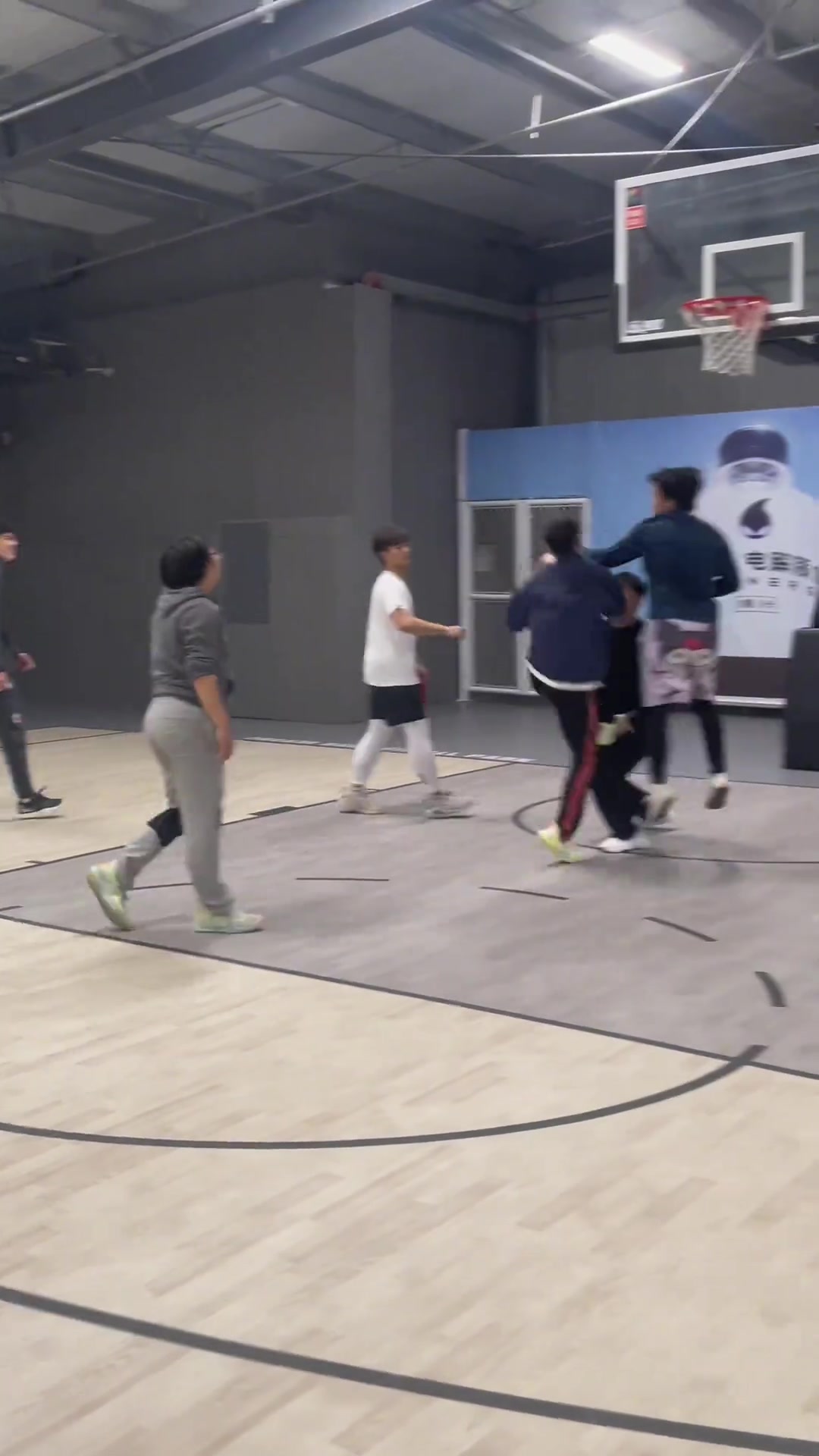 臥槽！借個力能跳這么高！這算違例嗎？