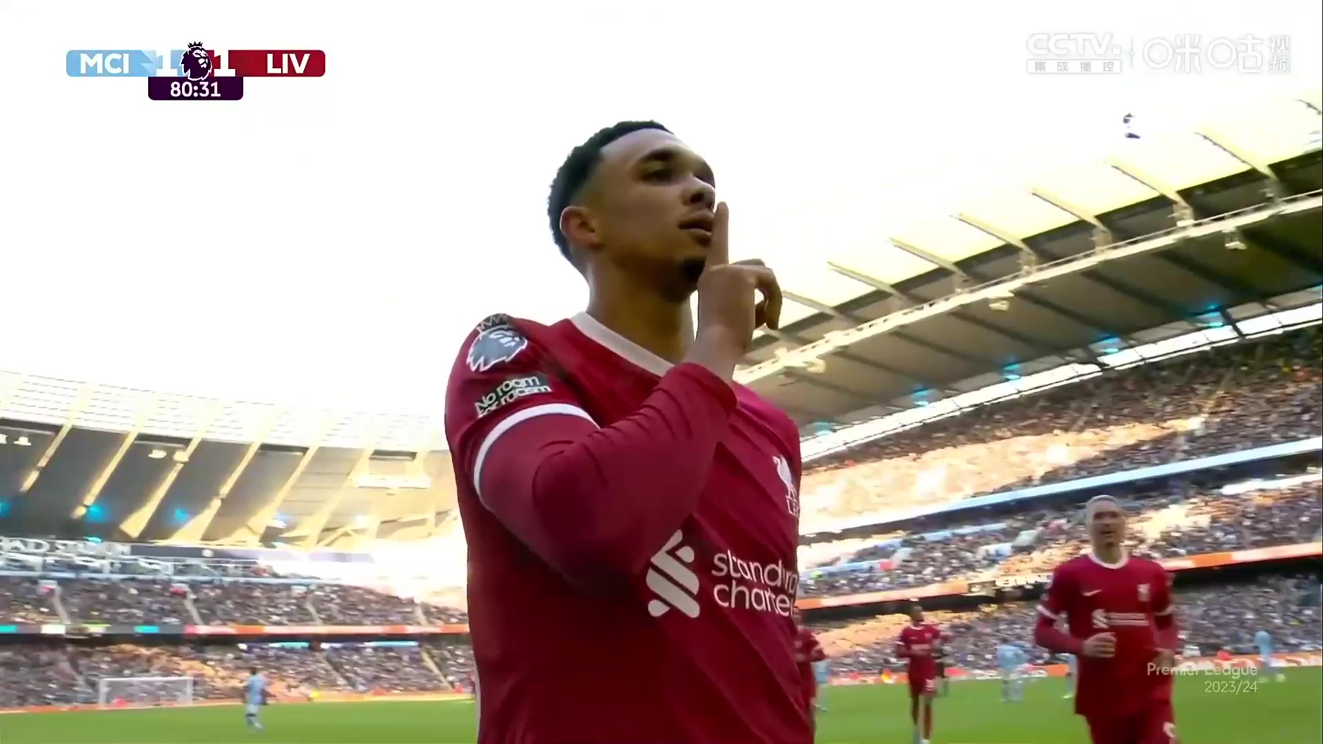 瓜迪奧拉摸頭表示無奈！阿諾德進球后做閉嘴動作