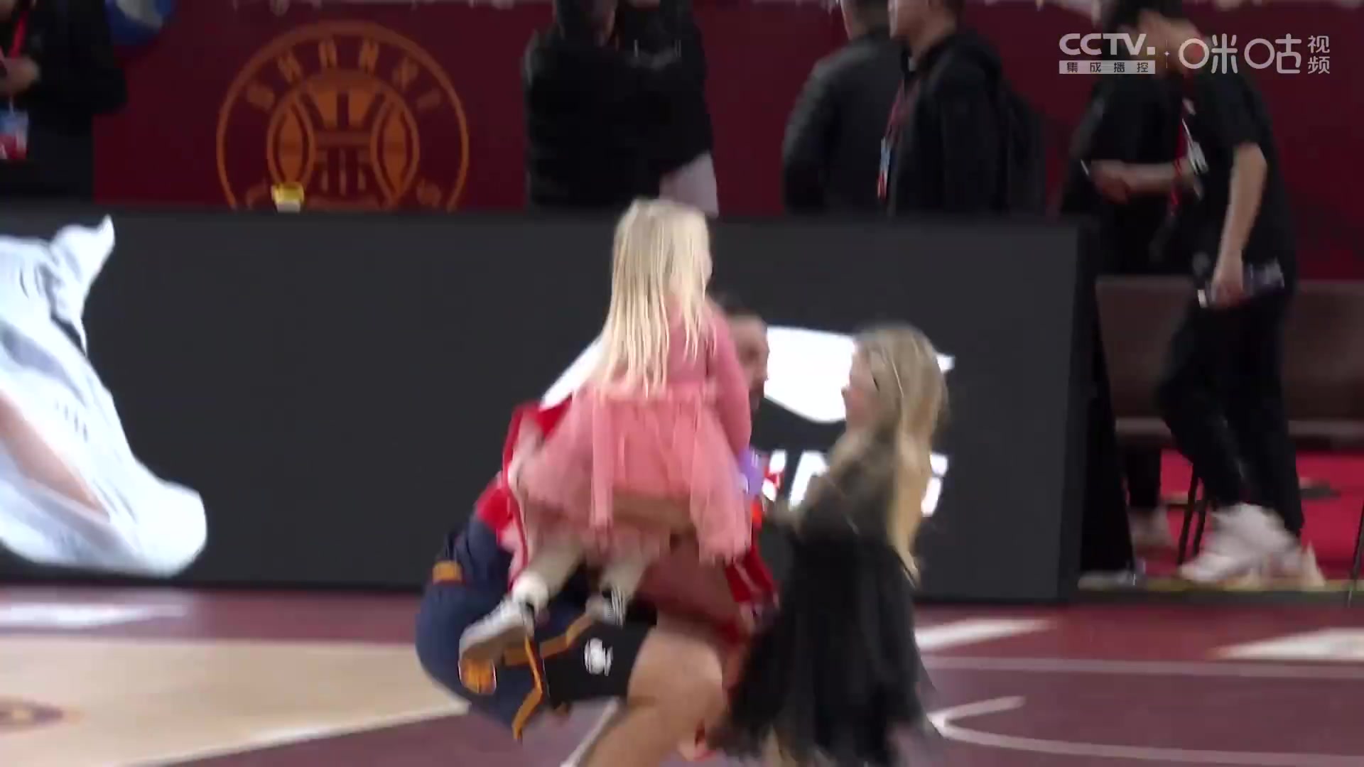 看來也是女兒奴！施韋德賽后抱起自己兩位可愛女兒慶祝勝利