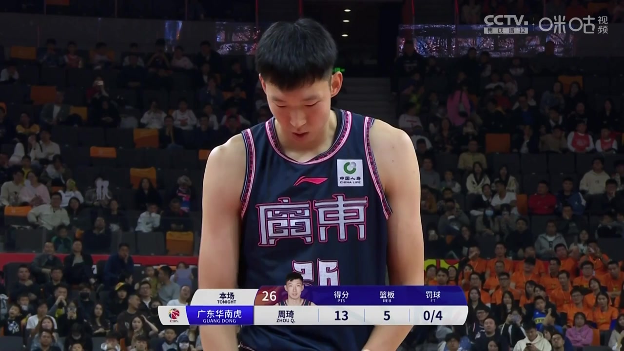 罰球真得多練練??！朱芳雨看著周琦罰球6中1，在場(chǎng)邊面色凝重！