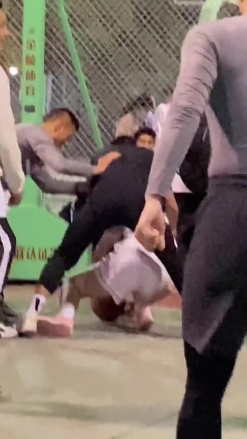 看的出來小哥打的很認(rèn)真 不管你是女生也照樣想帽