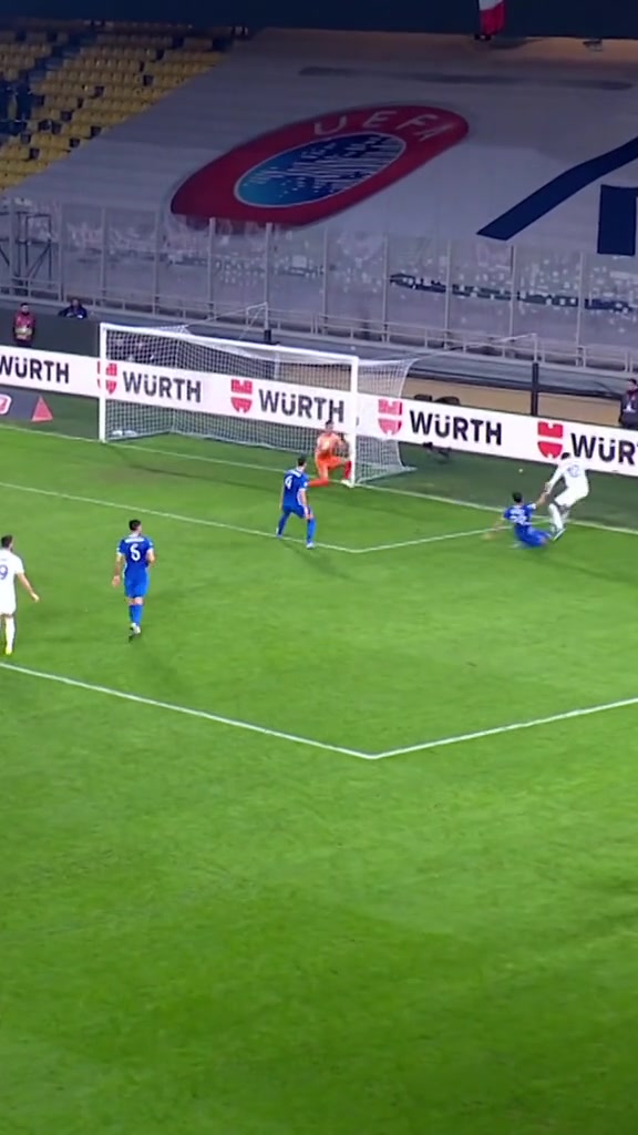 力道十足，科洛穆阿尼的暴擊直接讓門將雙手投降