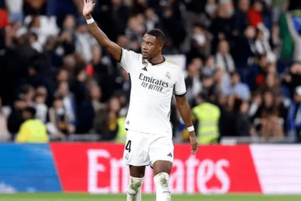 皇馬中場(chǎng)告急！阿拉巴或?qū)⑻羝鹬袌?chǎng)大梁