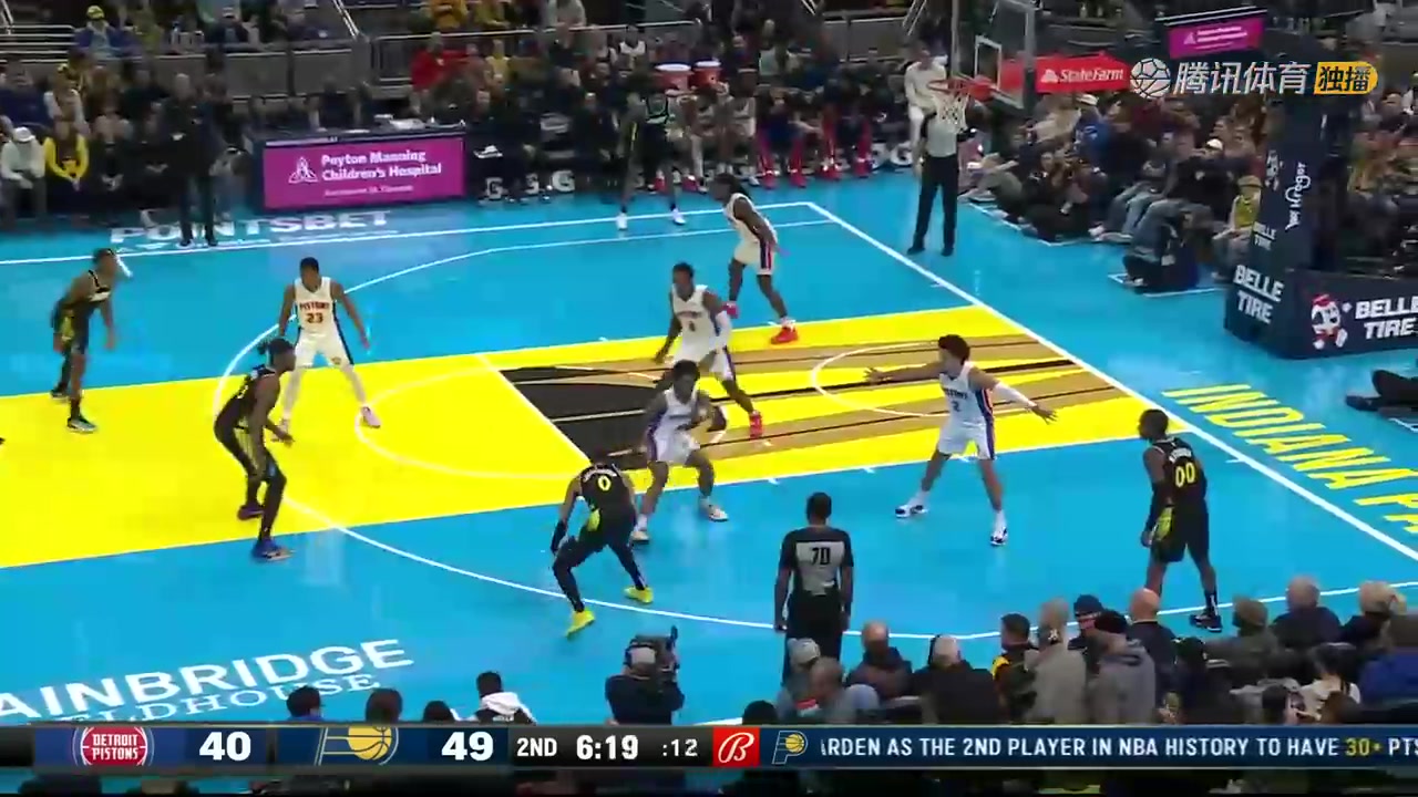 又來一副世界名畫！哈利伯頓突破急?；乩蔚脢W薩爾-湯普森一屁股坐地上