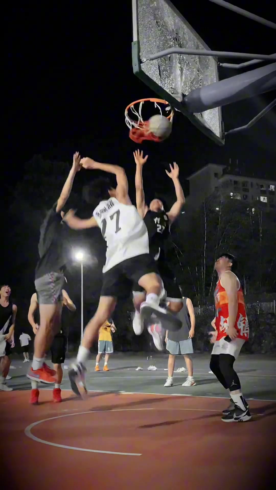 籃球架可以賠，但請(qǐng)務(wù)必全校通報(bào)